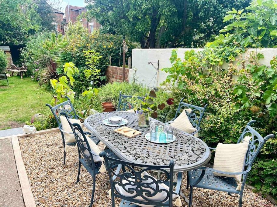 Spacious Semi-Detached Southsea House, Free Parking On Drive Portsmouth Exteriör bild