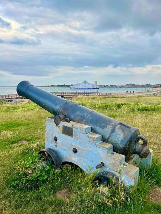 Spacious Semi-Detached Southsea House, Free Parking On Drive Portsmouth Exteriör bild