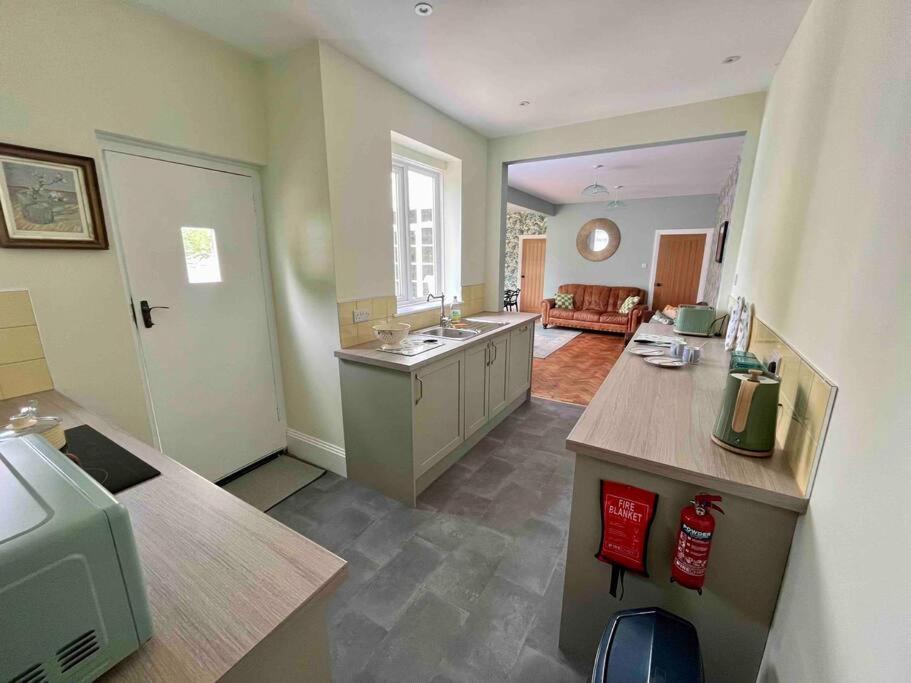 Spacious Semi-Detached Southsea House, Free Parking On Drive Portsmouth Exteriör bild