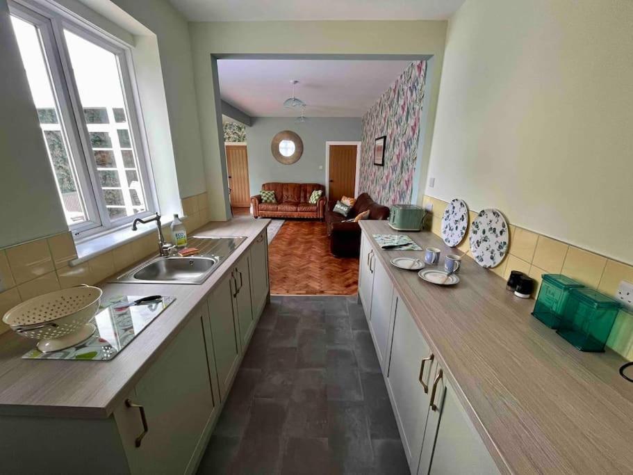 Spacious Semi-Detached Southsea House, Free Parking On Drive Portsmouth Exteriör bild
