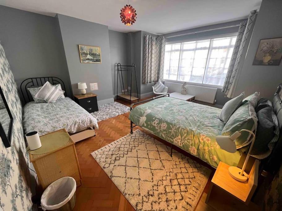 Spacious Semi-Detached Southsea House, Free Parking On Drive Portsmouth Exteriör bild