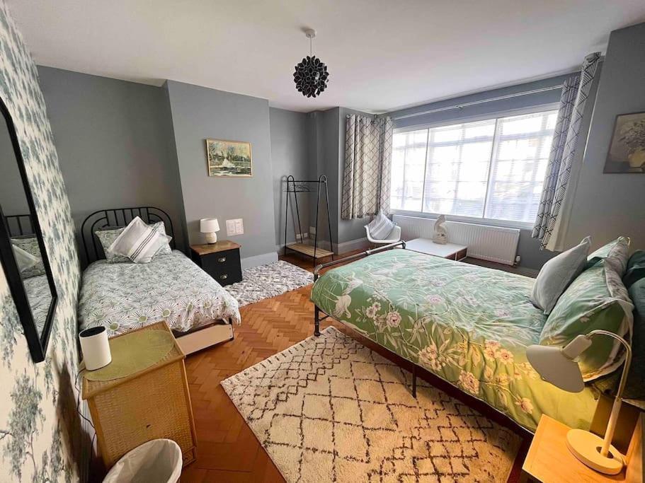 Spacious Semi-Detached Southsea House, Free Parking On Drive Portsmouth Exteriör bild